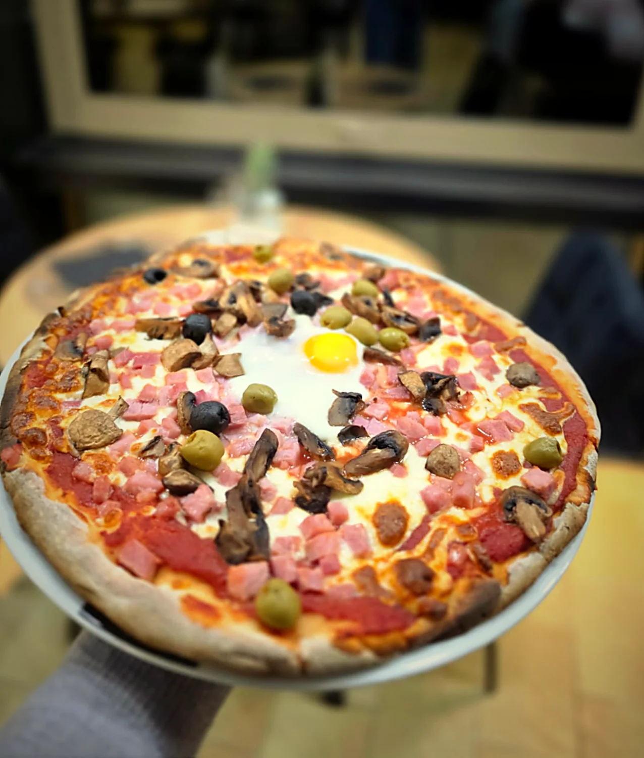Pizza Reine : jambon, champignons, olives, œuf
