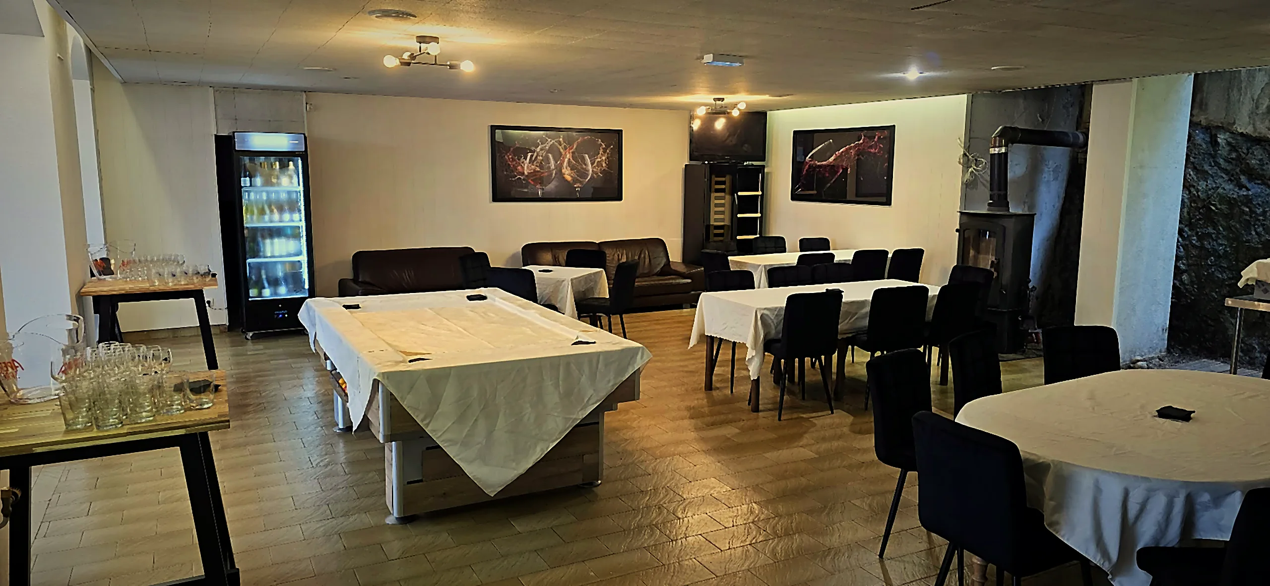 Salon avec billard, canapés et vitrine à boissons