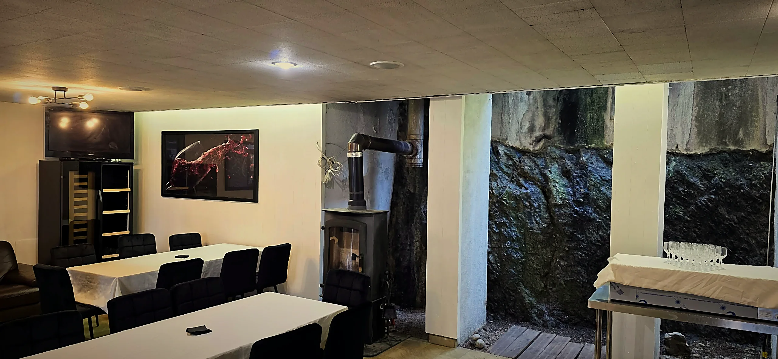 Salle au poêle à bois, adossée à la roche naturelle